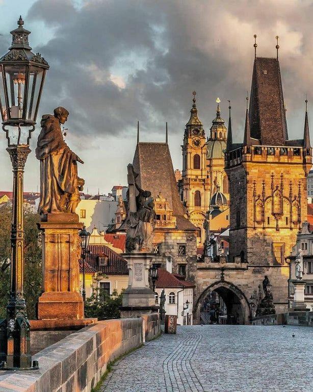 Romantic Near Charles Bridge Praga